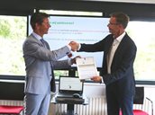 Wethouder Van Waveren (rechts) ontvangt de BRO-oorkonde van Tjalf Brasser (BRO-Implementatieteam).
