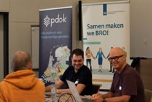 Bezoekers werkten met uitgiftemogelijkheden tijdens de hackathon.